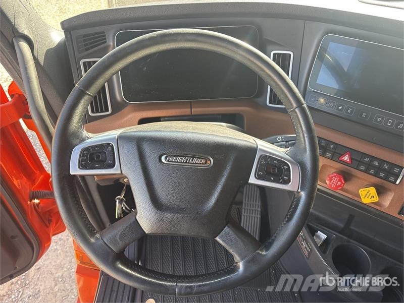 Freightliner Cascadia 126 6x4 T/A Sleeper Truck Tractor وحدات الجر