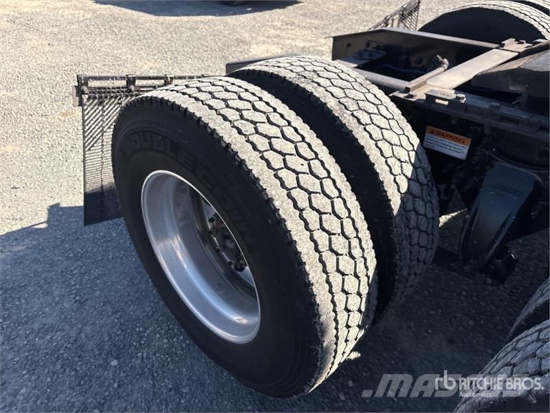 Freightliner Cascadia 126 6x4 T/A Sleeper Truck Tractor Nyergesvontatók