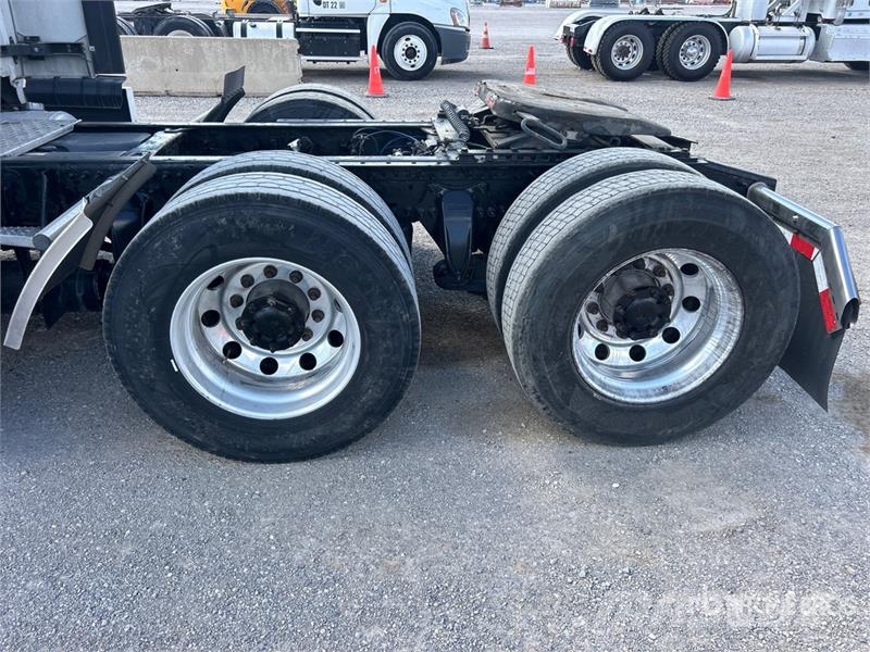 Freightliner Cascadia 125 6x4 T/A Sleeper Truck Tractor Тягачі