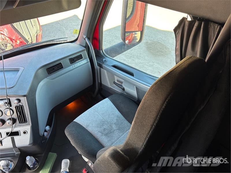 Freightliner Cascadia 126 6x4 T/A Sleeper Truck Tractor Vilcēji