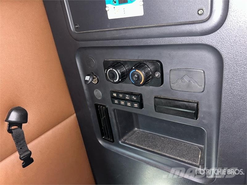 Freightliner Cascadia 126 6x4 T/A Sleeper Truck Tractor Sadulveokid