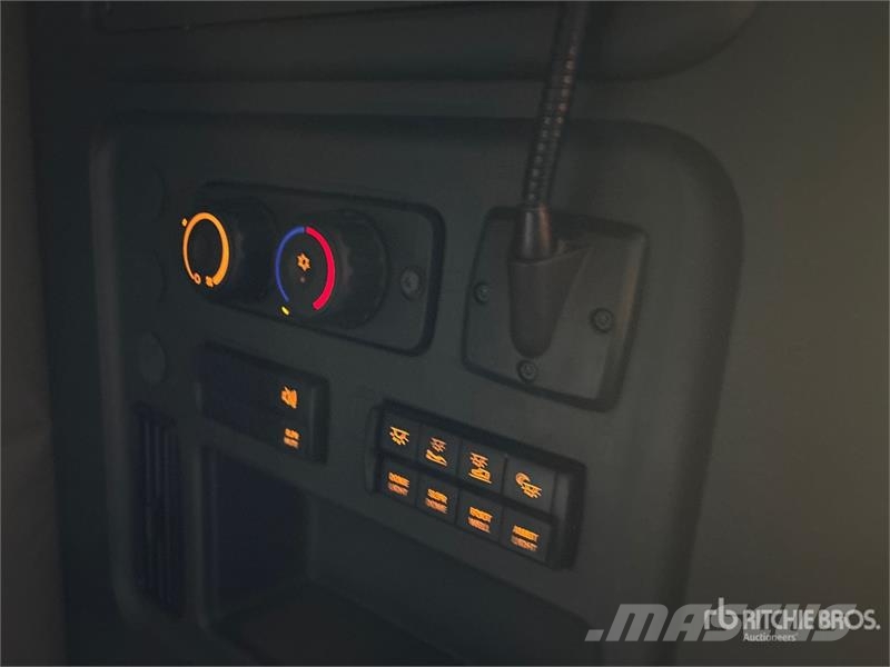 Freightliner Cascadia 126 6x4 T/A Sleeper Truck Tractor Cabezas tractoras