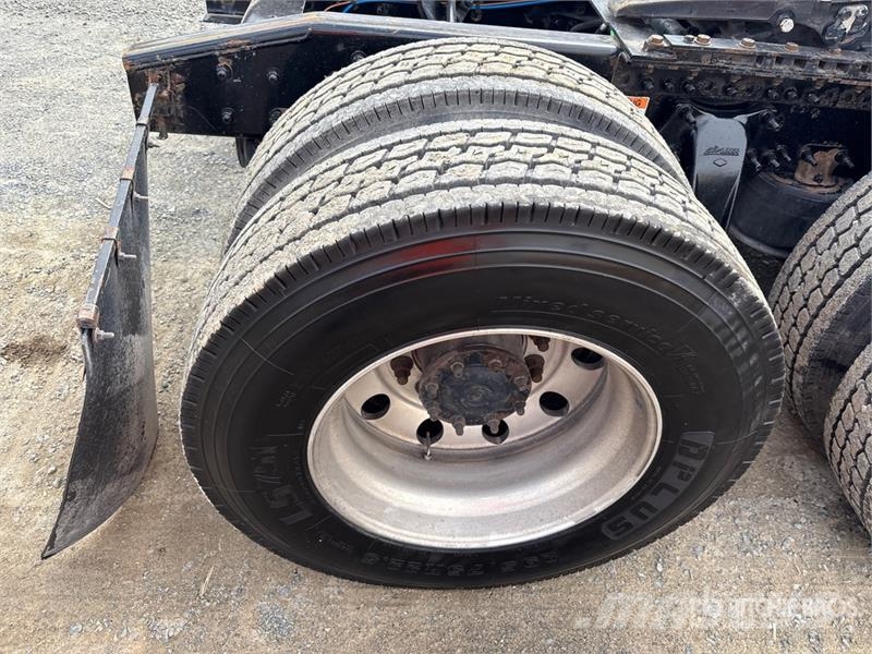 Freightliner Cascadia 126 6x4 T/A Sleeper Truck Tractor Autotractoare