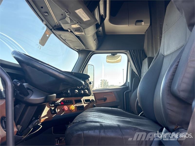 Freightliner Cascadia 126 6x4 T/A Sleeper Truck Tractor Vilcēji