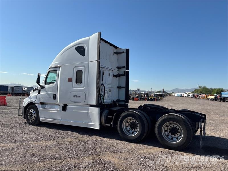 Freightliner Cascadia 126 6x4 T/A Sleeper Truck Tractor Nyergesvontatók