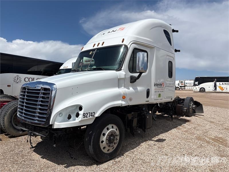 Freightliner Cascadia 125 6x4 T/A Sleeper Truck Tractor (Inoper 트랙터 유닛