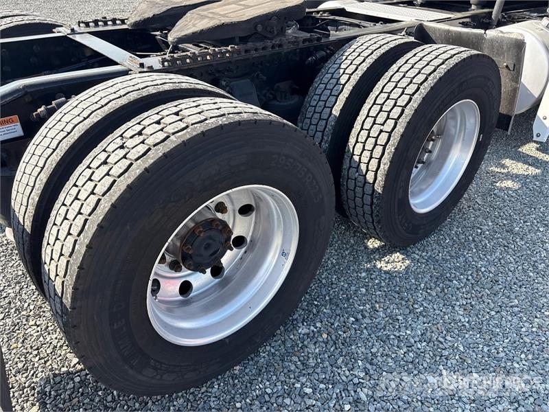 Freightliner Cascadia 126 6x4 T/A Sleeper Truck Tractor Sattelzugmaschinen