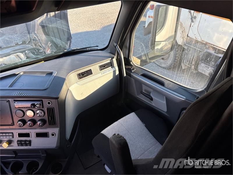 Freightliner Cascadia 126 T/A Sleeper Truck Tractor Tegljači