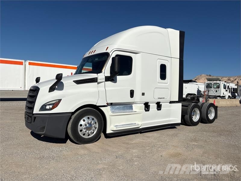 Freightliner Cascadia 126 6x4 T/A Sleeper Truck Tractor Trekkvogner