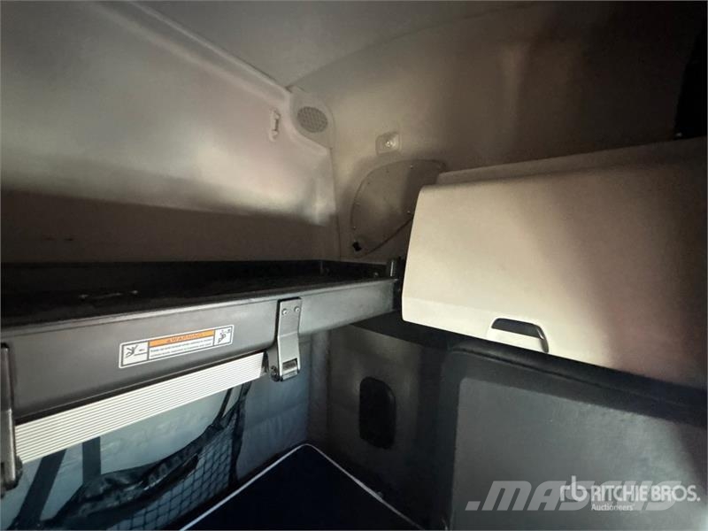 Freightliner Cascadia 126 6x4 T/A Sleeper Truck Tractor Tractor Units