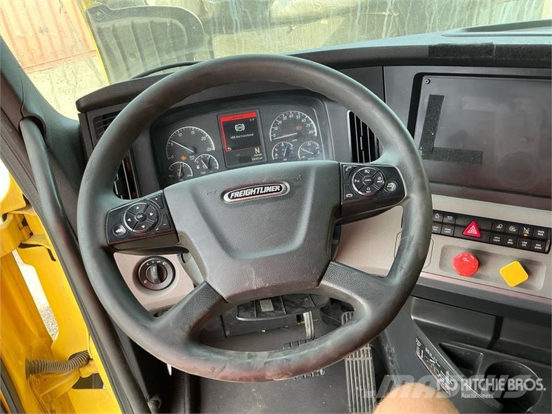 Freightliner Cascadia 126 6x4 T/A Sleeper Truck Tractor Vlačilci