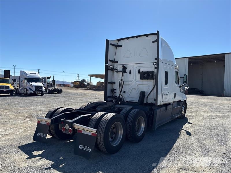 Freightliner Cascadia 126 6x4 T/A Sleeper Truck Tractor Tahače