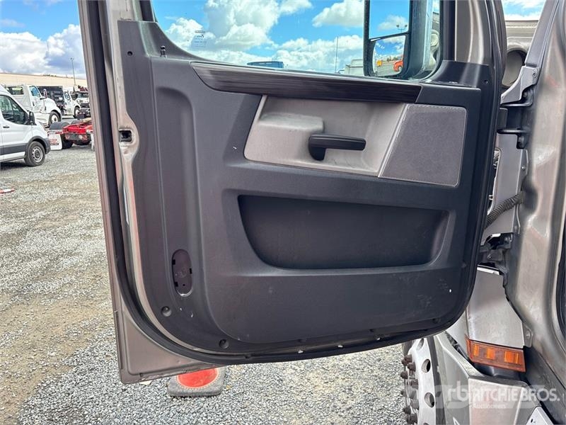 Freightliner Cascadia 126 6x4 T/A Sleeper Truck Tractor Sattelzugmaschinen
