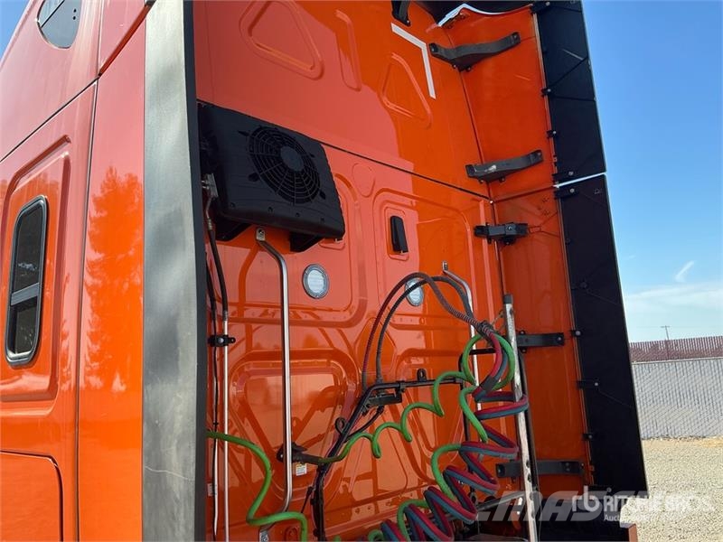 Freightliner Cascadia 126 6x4 T/A Sleeper Truck Tractor 트랙터 유닛