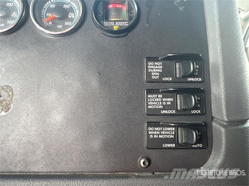 Freightliner Cascadia 125 6x4 T/A Sleeper Truck Tractor Тягачі