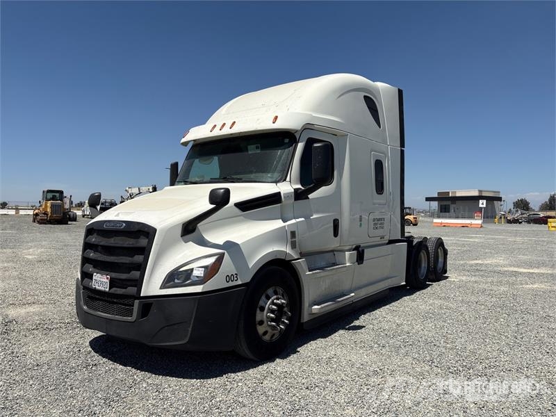 Freightliner Cascadia 126 6x4 T/A Sleeper Truck Tractor وحدات الجر