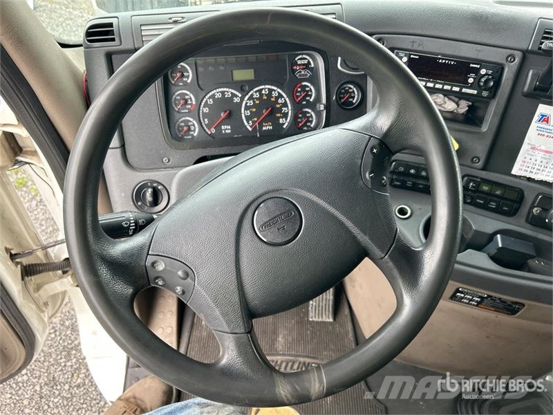 Freightliner Cascadia 125 6x4 T/A Sleeper Truck Tractor (Inoper Vlačilci