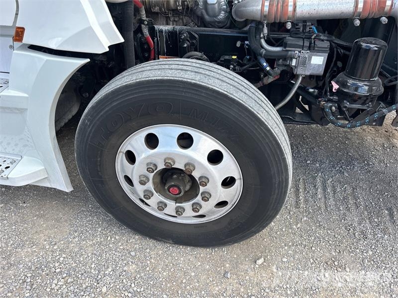 Freightliner Cascadia 126 6x4 T/A Sleeper Truck Tractor Тягачі