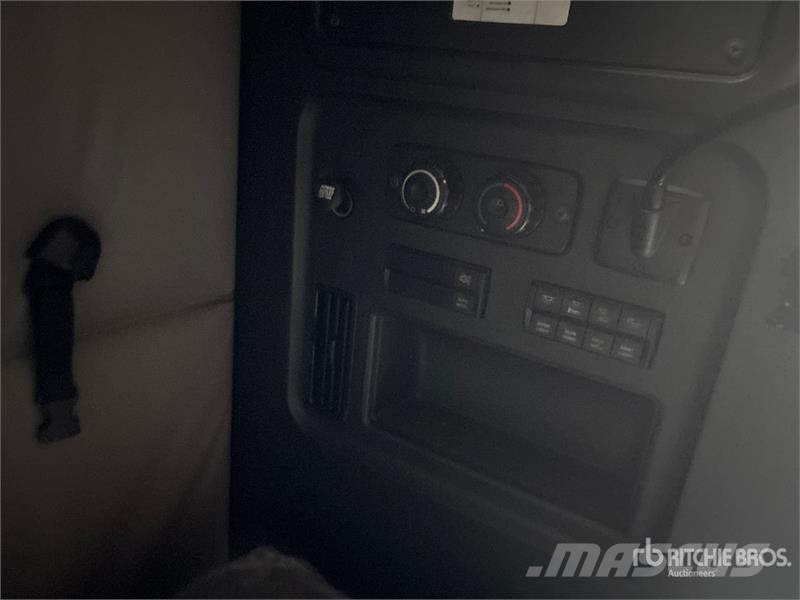 Freightliner Cascadia 126 6x4 T/A Sleeper Truck Tractor Prime Movers