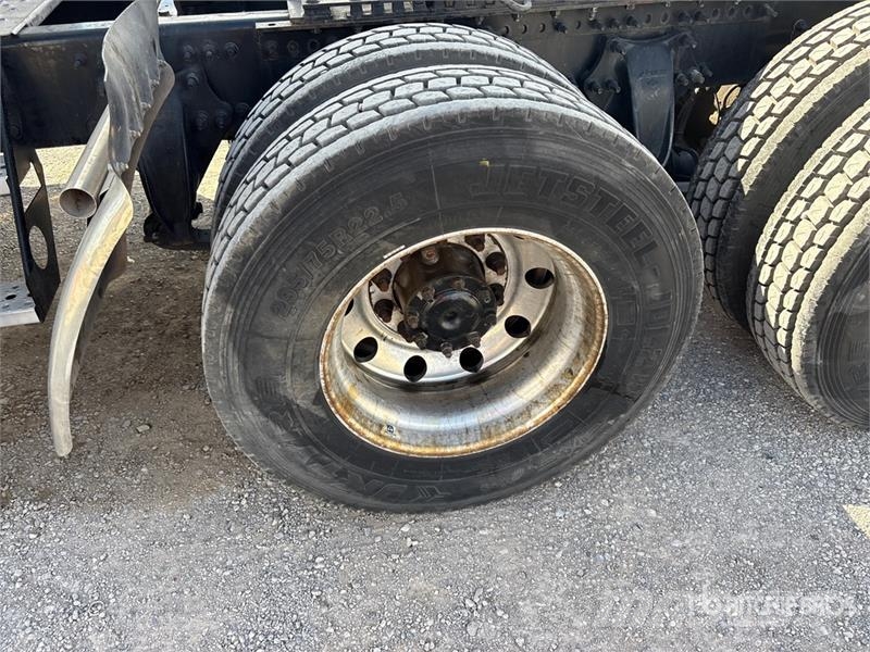 Freightliner Cascadia 126 6x4 T/A Sleeper Truck Tractor Тягачі