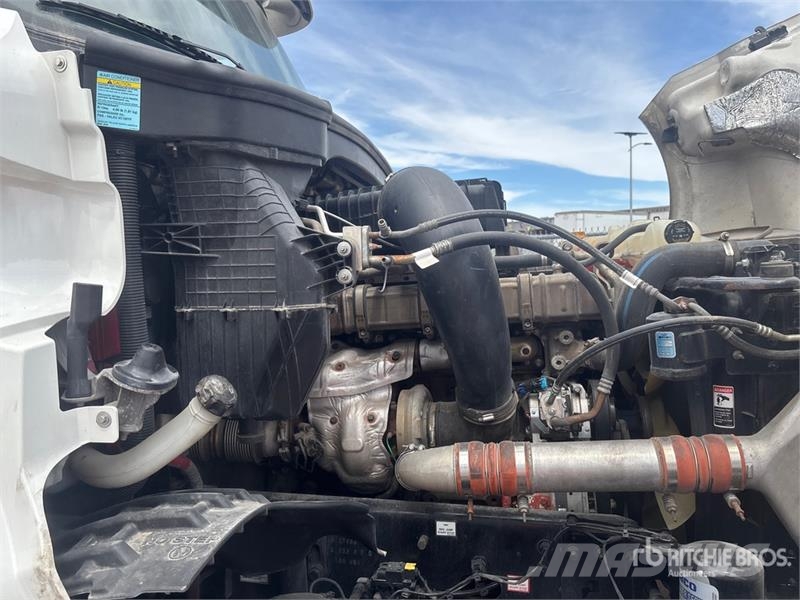 Freightliner Cascadia 126 6x4 T/A Sleeper Truck Tractor (Inoper Nyergesvontatók