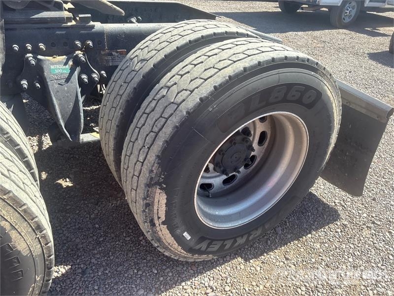 Freightliner Cascadia 126 6x4 T/A Sleeper Truck Tractor (Inoper 曳引機組件