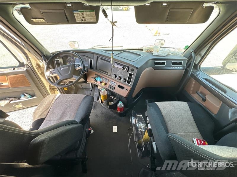 Freightliner Cascadia 126 6x4 T/A Sleeper Truck Tractor وحدات الجر