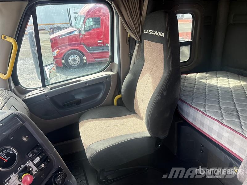 Freightliner Cascadia 125 6x2 T/A Sleeper Truck Tractor Седельные тягачи