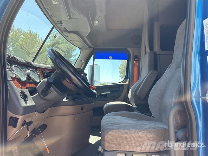 Freightliner Cascadia 125 6x4 T/A Sleeper Truck Tractor Cabezas tractoras