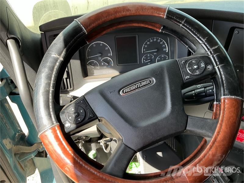 Freightliner Cascadia 126 6x4 T/A Sleeper Truck Tractor Nyergesvontatók