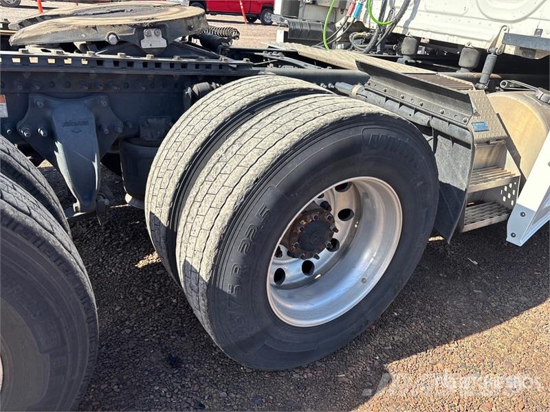 Freightliner Cascadia 126 6x4 T/A Sleeper Truck Tractor Nyergesvontatók
