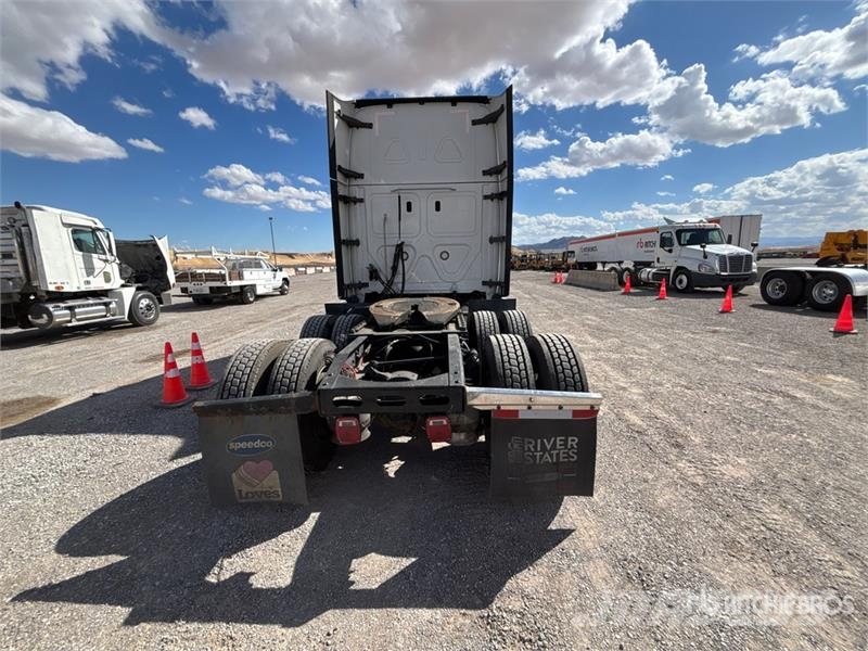 Freightliner Cascadia 126 6x4 T/A Sleeper Truck Tractor Тягачі