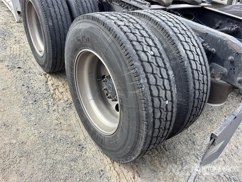Freightliner Cascadia 126 6x4 T/A Sleeper Truck Tractor Тягачі