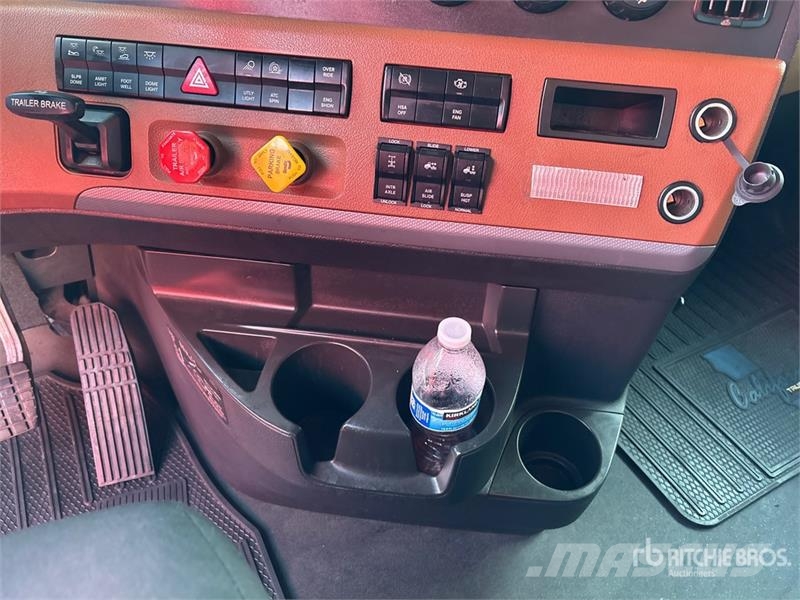 Freightliner Cascadia 126 6x4 T/A Sleeper Truck Tractor Truck Tractor Units