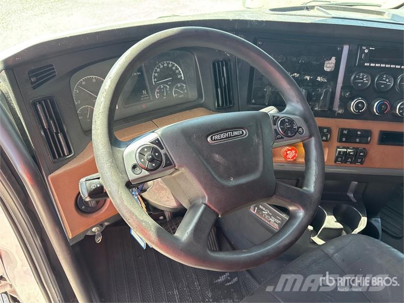 Freightliner Cascadia 126 6x4 T/A Sleeper Truck Tractor Vlačilci