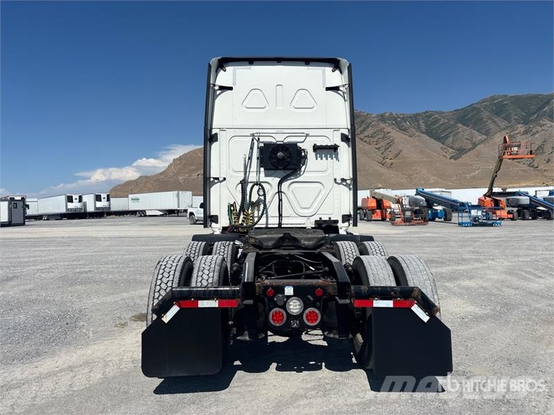 Freightliner Cascadia 126 6x4 T/A Sleeper Truck Tractor Sattelzugmaschinen