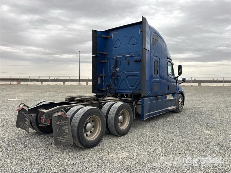 Freightliner Cascadia 126 6x4 T/A Sleeper Truck Tractor 中古トラクターヘッド | トレーラーヘッド