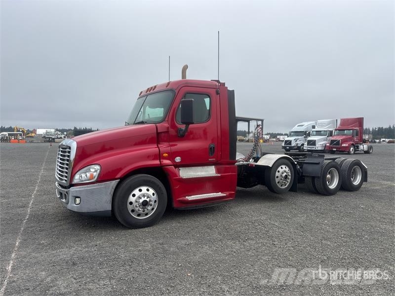 Freightliner Cascadia 125 8x4 Tri/A Day Cab Truck Tractor Vilcēji