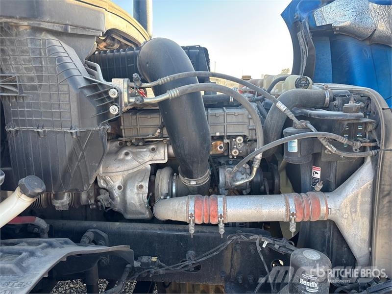 Freightliner Cascadia 126 6x4 T/A Sleeper Truck Tractor Vlačilci
