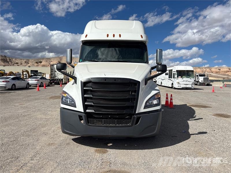 Freightliner Cascadia 126 6x4 T/A Sleeper Truck Tractor Тягачі