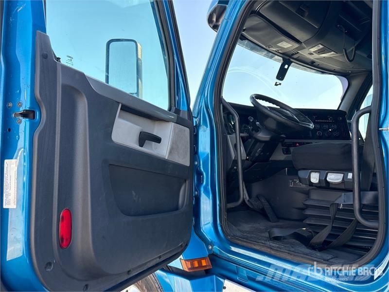 Freightliner Cascadia 126 6x4 T/A Sleeper Truck Tractor Nyergesvontatók