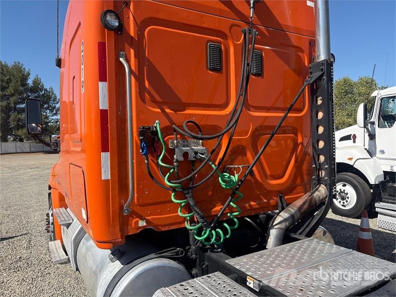 Freightliner Cascadia 125 6x4 T/A Sleeper Truck Tractor Vlačilci