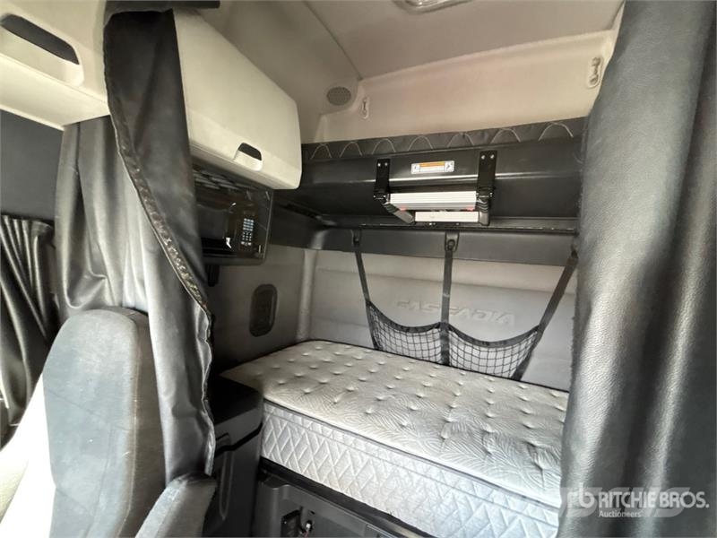 Freightliner Cascadia 126 6x4 T/A Sleeper Truck Tractor Tractores (camiões)