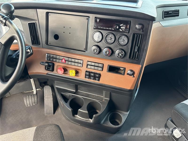 Freightliner Cascadia 126 6x4 T/A Sleeper Truck Tractor Тягачі