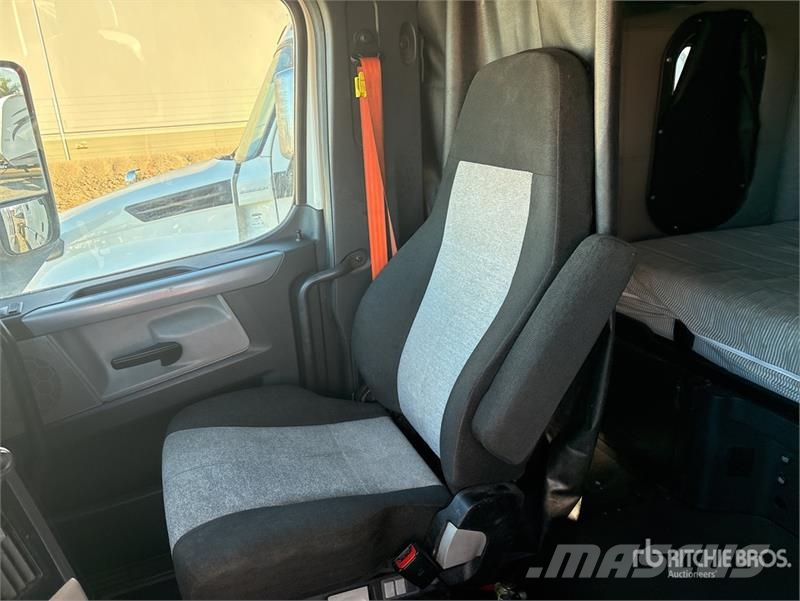 Freightliner Cascadia 126 6x4 T/A Sleeper Truck Tractor Тягачі