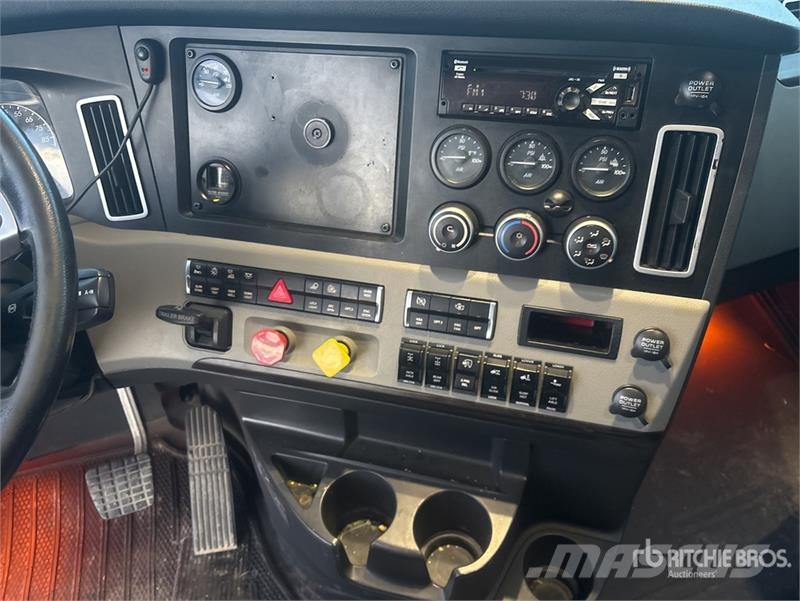 Freightliner Cascadia 126 8x4 Tri/A Sleeper Truck Tractor Trekkvogner