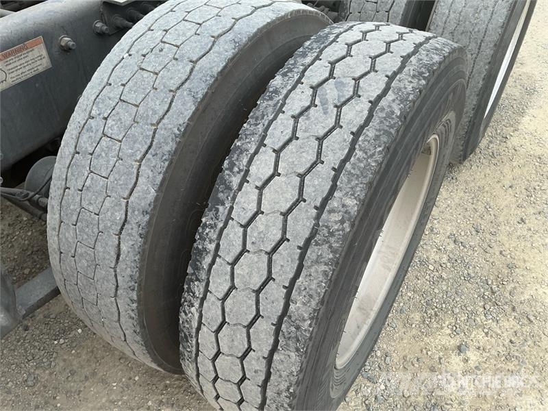 Freightliner Cascadia 126 6x4 T/A Sleeper Truck Tractor Тягачі