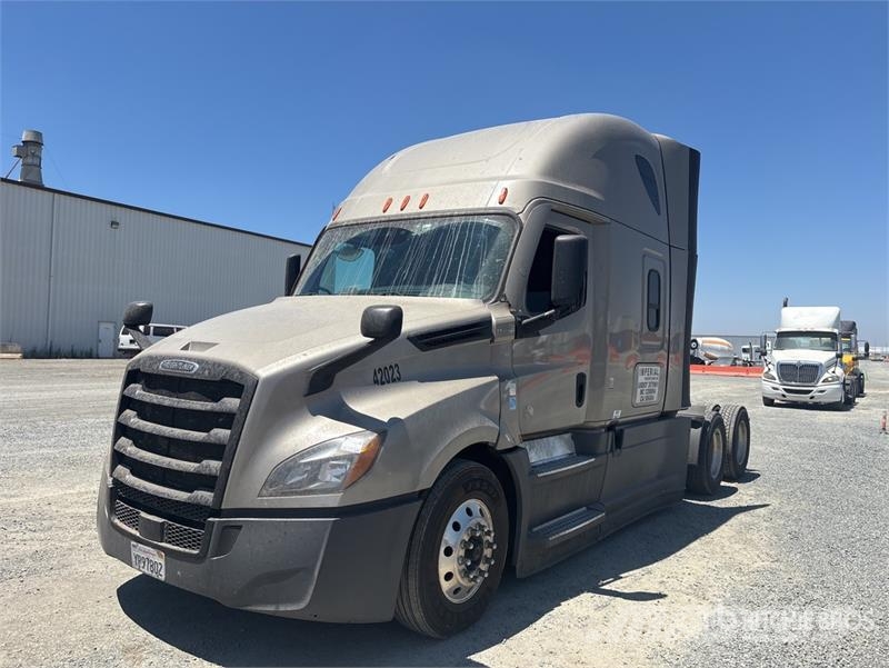 Freightliner Cascadia 126 6x4 T/A Sleeper Truck Tractor وحدات الجر