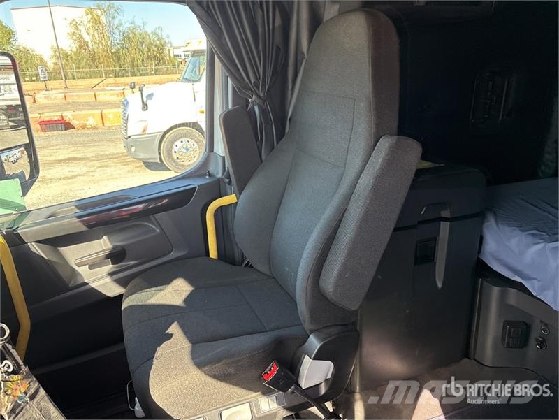 Freightliner Cascadia 126 6x4 T/A Sleeper Truck Tractor Nyergesvontatók