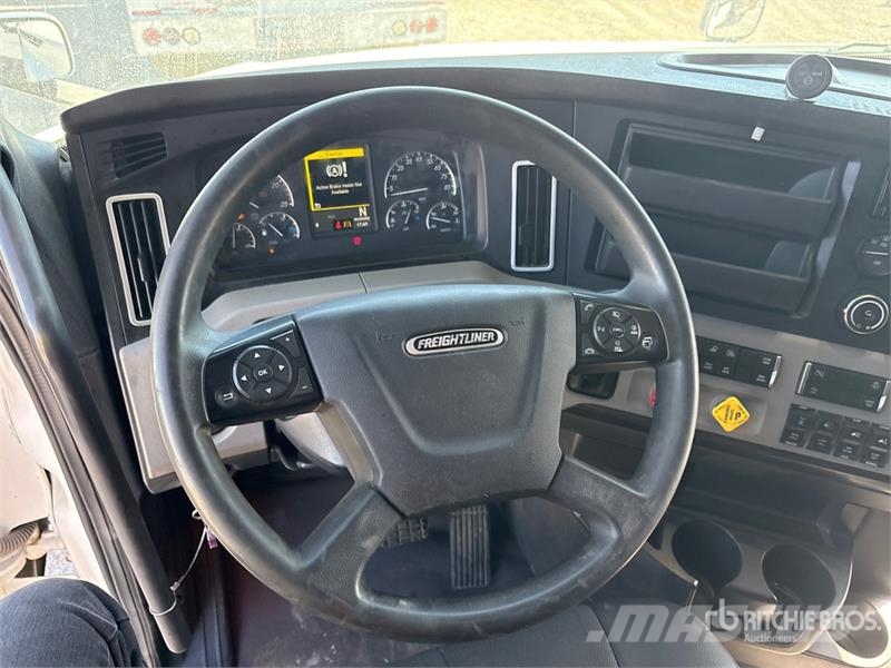 Freightliner Cascadia 126 6x4 T/A Sleeper Truck Tractor Vilcēji